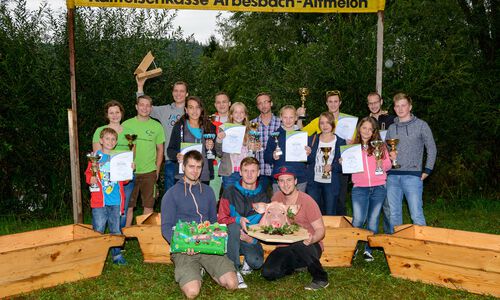 Die Landjugend-Leitung Anna Wagner und Andreas Besenbäck mit den Gewinnern des Sautrogrennens 2017.