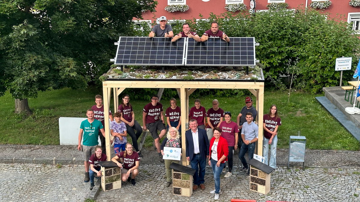 Das Team der Landjugend Rappottenstein mit Bürgermeister Josef Wagner, Vizepräsidentin der Landwirtschaftskammer NÖ Andrea Wagner, Regions- und Klarmanagerin Roswitha Haghofer und Landjugend-Landesbeirat Peter Stütz.