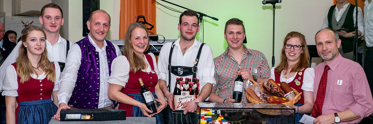 Die Gewinner des Schätzspiels (Werner Krammer, Johannes König und Jakob Maurer) mit Leiterin Katharina Hahn, Obmann Johannes Wagner, Daniela Wimmer, Magdalena Krammer und Clemens Hammerl. (Foto: Werner Gundacker)