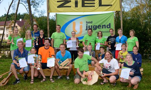 Die Landjugend-Leitung Anna Wagner und Richard Groiß mit den Gewinnern des Sautrogrennens 2016.