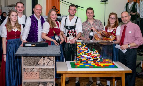 Die Gewinner des Schätzspiels (Werner Krammer, Johannes König und Jakob Maurer) mit Leiterin Katharina Hahn, Obmann Johannes Wagner, Daniela Wimmer, Magdalena Krammer und Clemens Hammerl. (Foto: Werner Gundacker)