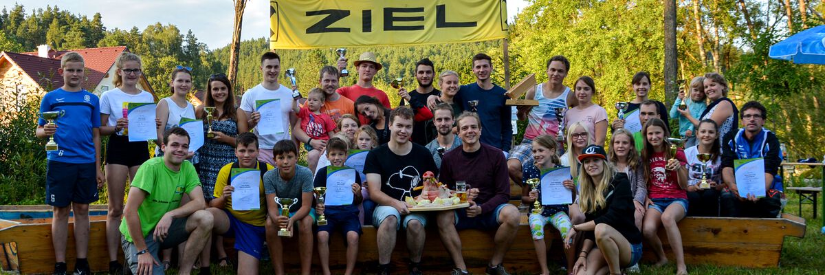 Die Gewinner des Sautrogrennens 2019 mit der Landjugendleitung Daniela Wimmer und Johannes Wagner (Foto: Werner Gundacker)