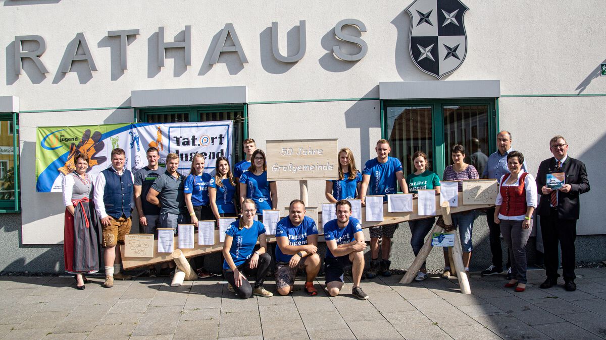 Das Team der Landjugend Rappottenstein mit Bürgermeister Josef Wagner, Vizebürgermeisterin Sonja Hörth, LK-Vizepräsidentin Andrea Wagner, Helga Binder und Johann Hollensteiner vom Lagerhaus Rappottenstein und Landjugend-Landesbeirat Lorenz Reisinger.