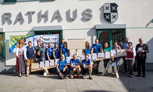 Das Team der Landjugend Rappottenstein mit Bürgermeister Josef Wagner, Vizebürgermeisterin Sonja Hörth, LK-Vizepräsidentin Andrea Wagner, Helga Binder und Johann Hollensteiner vom Lagerhaus Rappottenstein und Landjugend-Landesbeirat Lorenz Reisinger.